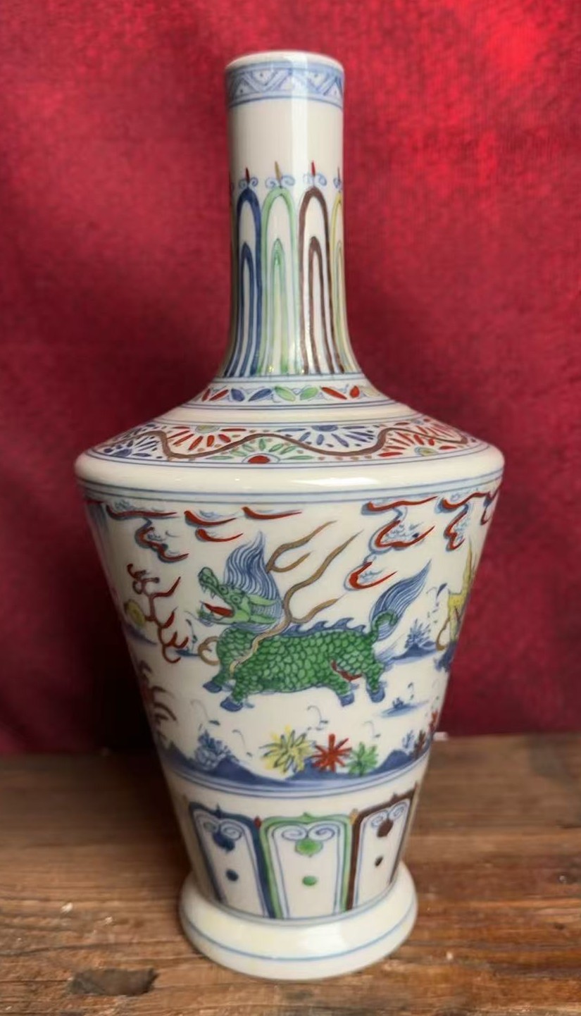 明成化斗彩瑞兽纹直口瓶